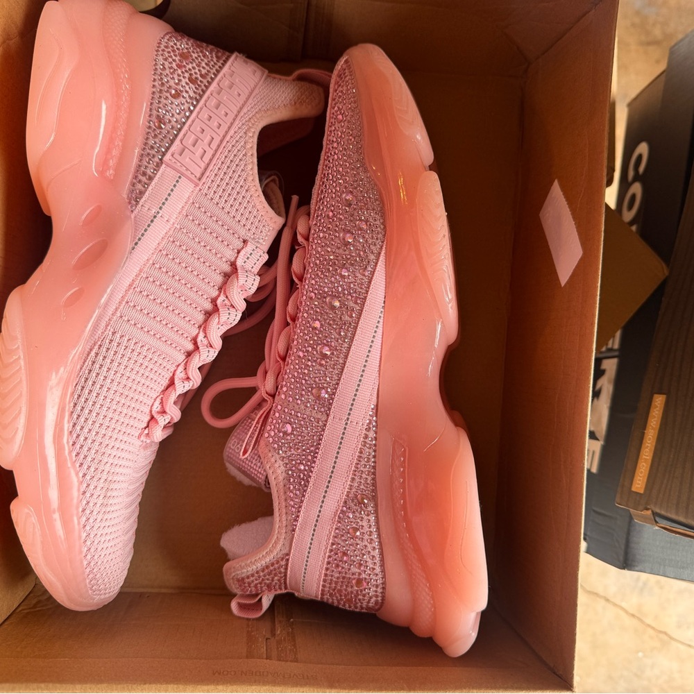 Steve Madden Light Pink Athletic Shoes Women’s Size 11